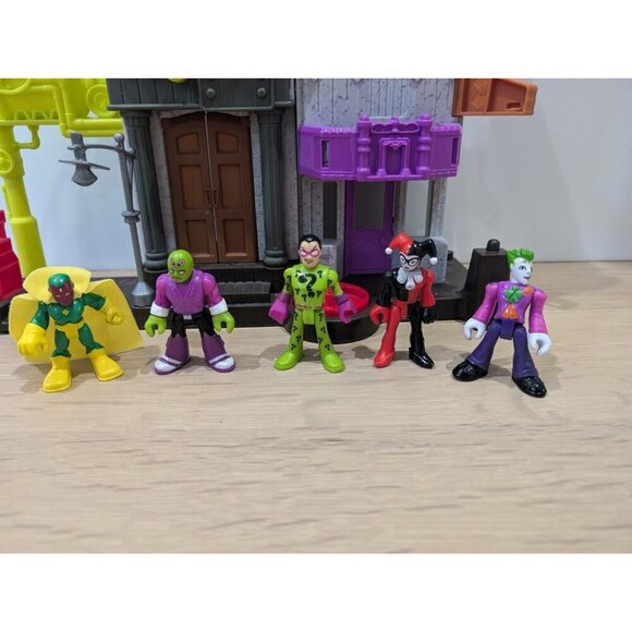 Imaginext DC Super Friends Batman The Joker Bank Crime Alley Playset & 5 Figures - Picture 2 of 16